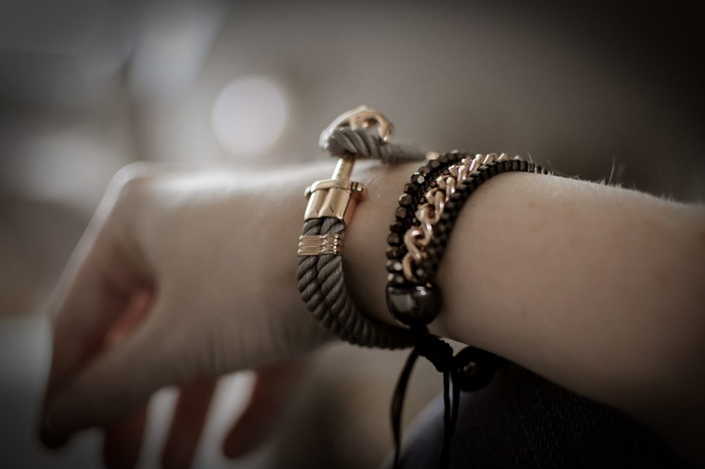 bracelet, jellery, gold-4604904.jpg